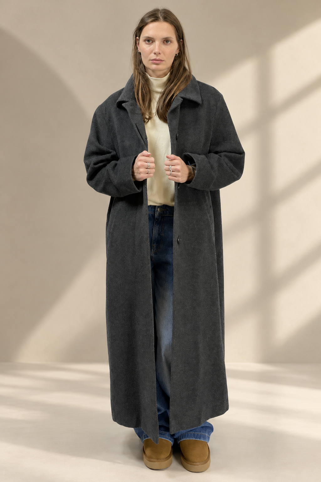 Cappotto Vintage scuro su sfondo greige da studio