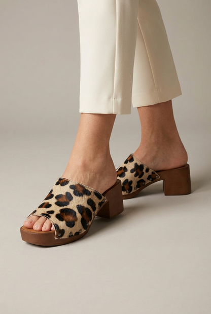 Zoccolo Latika leopardato indossato, primo piano con sfondo da studio