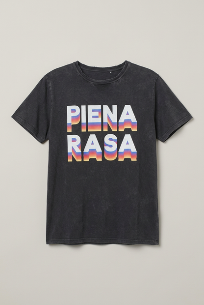 T-shirt grigio slavato Piena Rasa distesa su fondo chiaro con stampa bianca e ombreggiatura multicolore