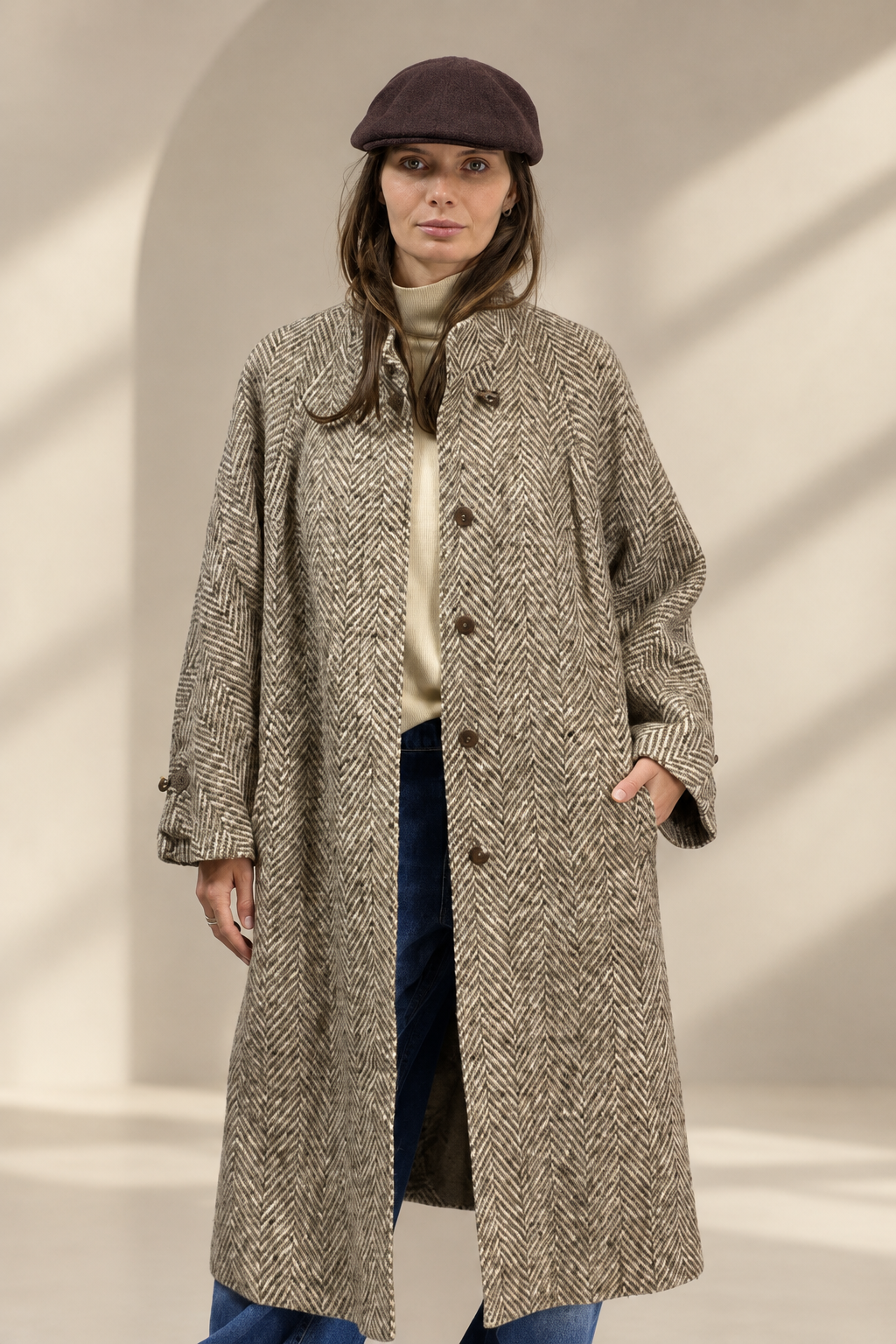 Cappotto Vintage a spina di pesce su sfondo greige da studio