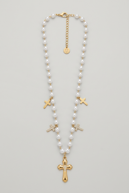 Collana Aurelia in acciaio e vetro effetto perla con croci su sfondo grigio perla