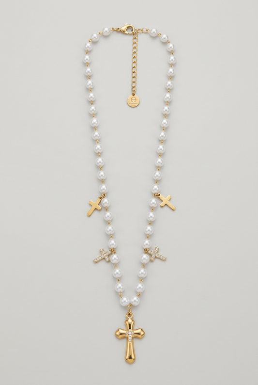 Collana Aurelia in acciaio e vetro effetto perla con croci su sfondo grigio perla