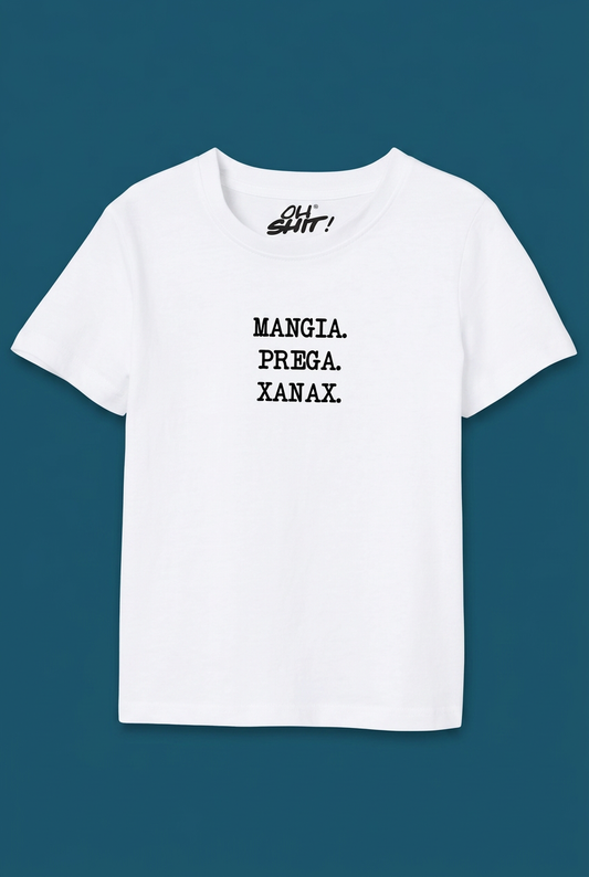 T-shirt bianca con scritta Mangia Prega Xanax su sfondo blu petrolio