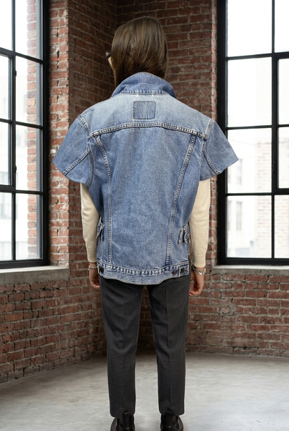 Giubbino Levi's vintage denim chiaro, retro con look invernale in loft di mattoni