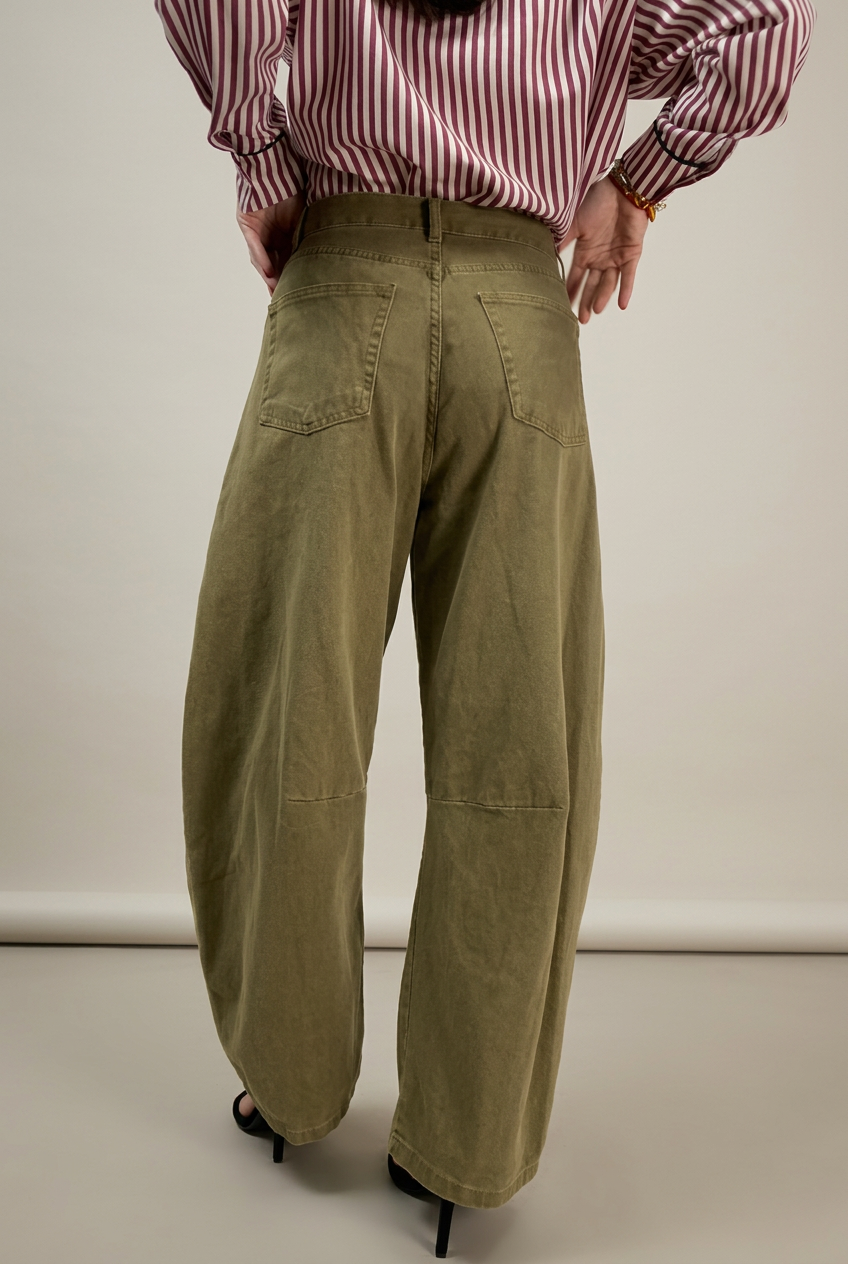 Jeans 6091 verde oliva, vista posteriore su sfondo neutro da studio