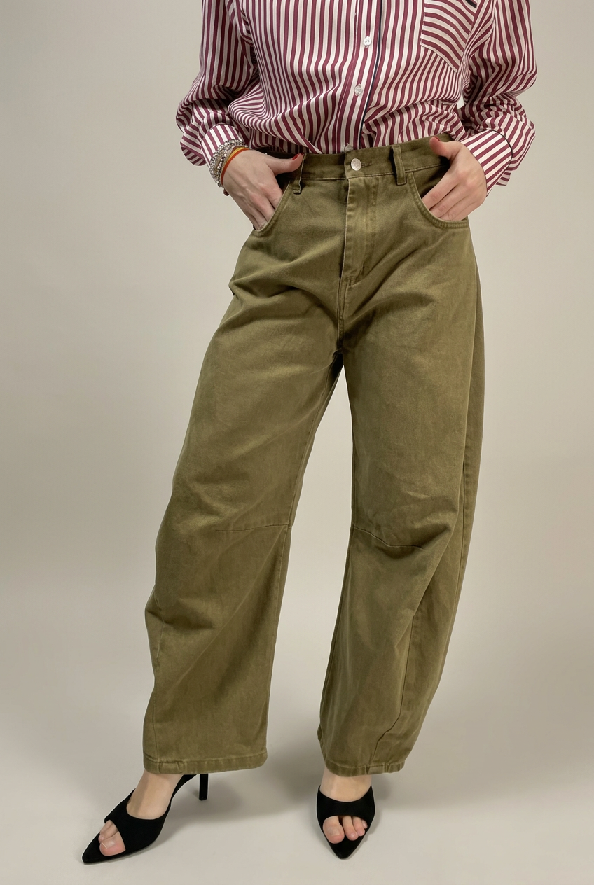 Jeans 6091 verde oliva, vista frontale su sfondo neutro da studio