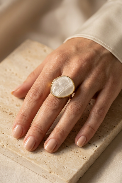 Anello con inserto bianco indossato