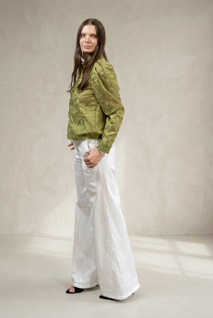 Pantalone Alba bianco indossato, vista laterale in studio luminoso