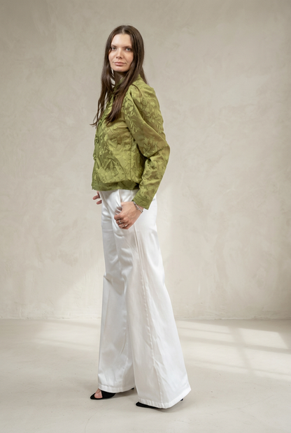 Pantalone Alba bianco indossato, vista laterale in studio luminoso
