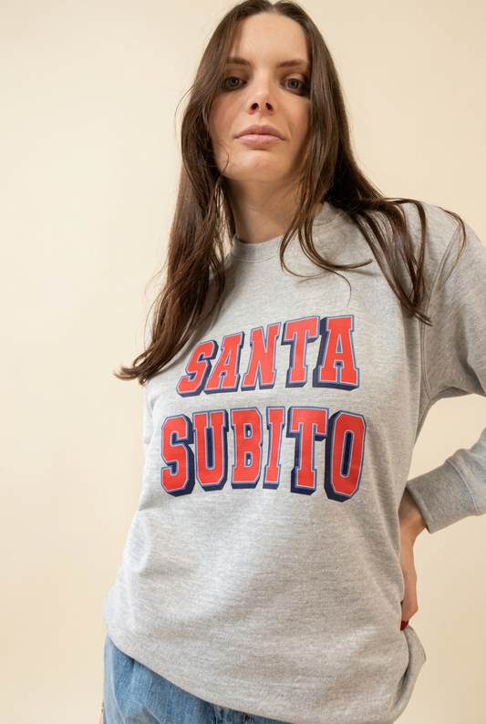Felpa Santa Subito grigia con modella in primo piano su sfondo avorio