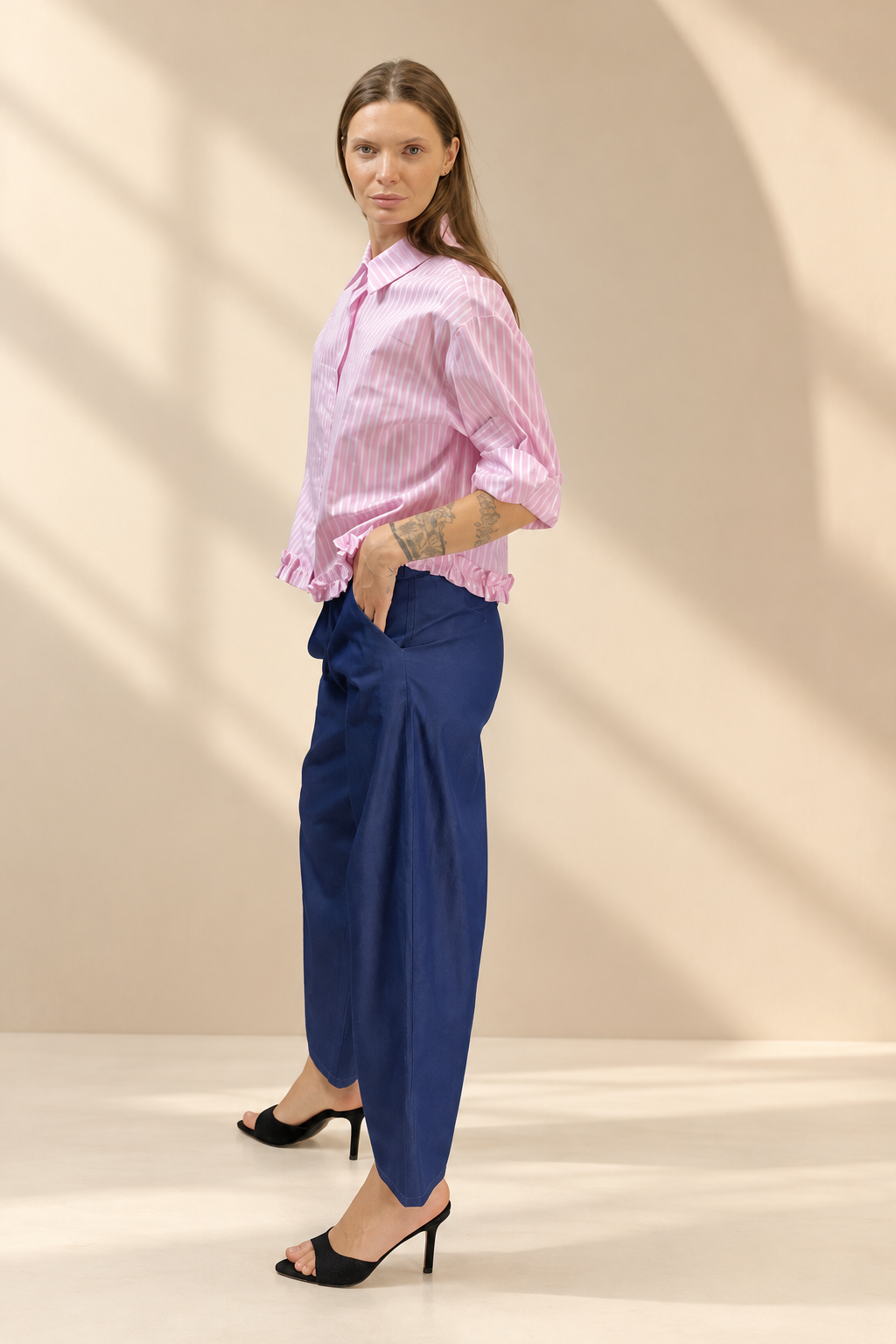 Jeans 2627 blu, vista laterale su sfondo champagne da studio