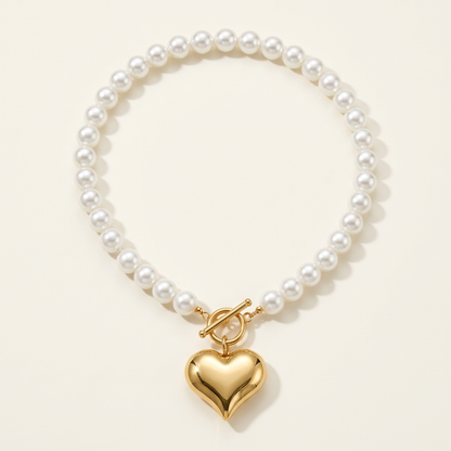 Collana Cuore Perlato con perle sintetiche bianche e cuore color oro, senza cartellino su fondo avorio