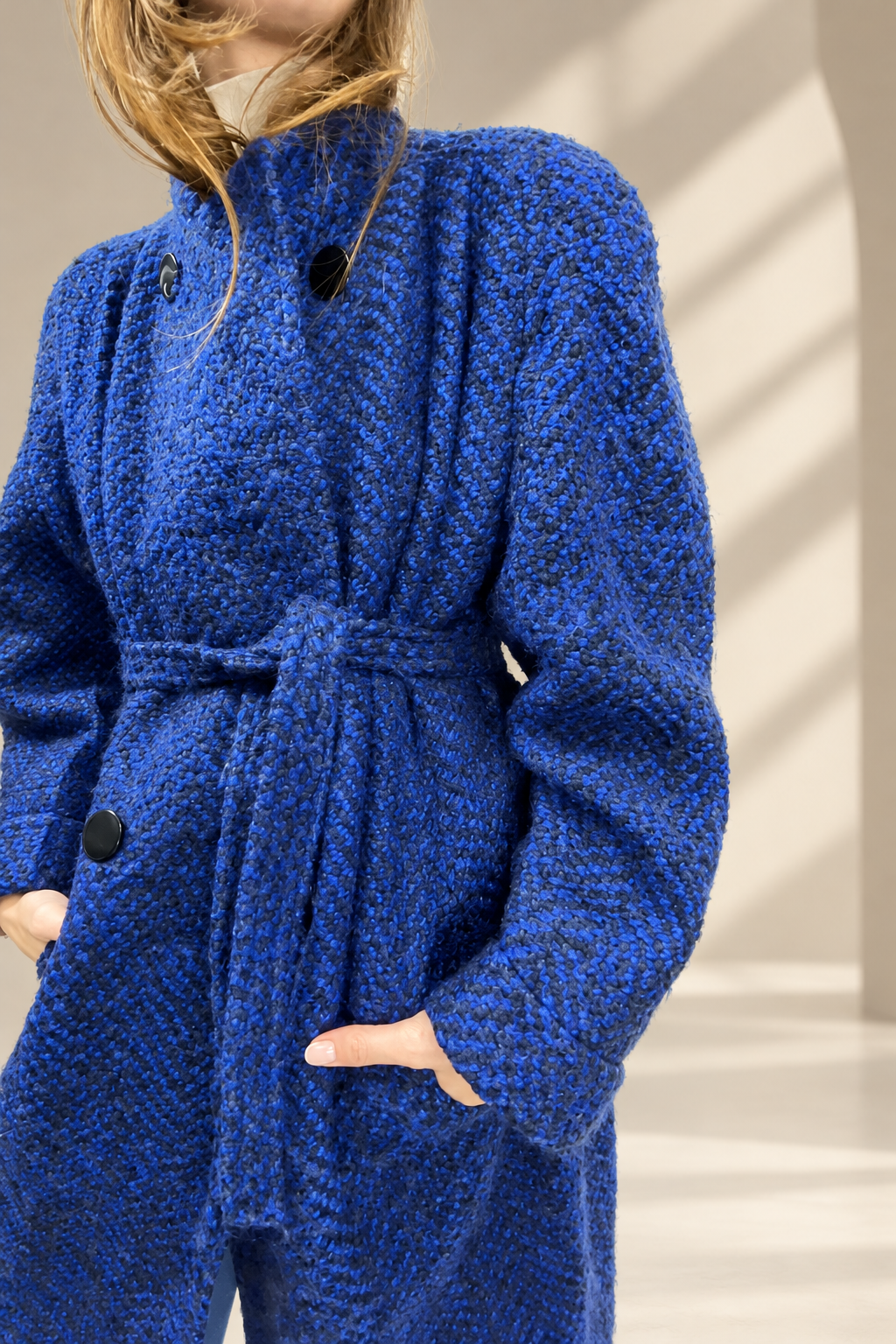 Cappotto Vintage blu, dettaglio cintura e tessuto in studio