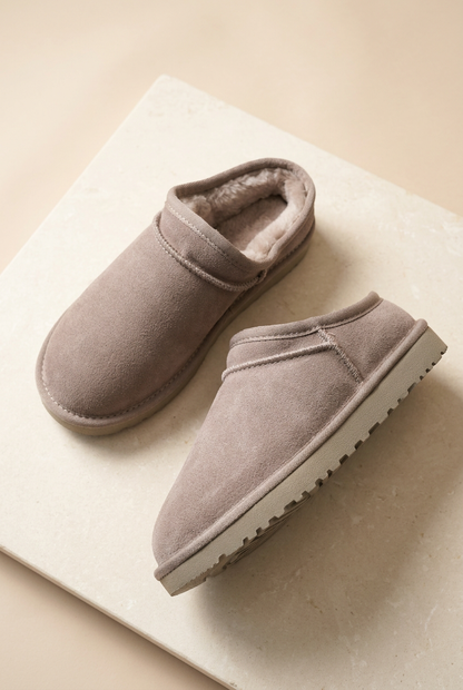 Scarpe 530 in camoscio tortora appoggiate su fondo avorio