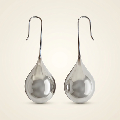 Orecchini Goccia Specchio color argento con superficie uniforme e ombre ridotte su fondo avorio