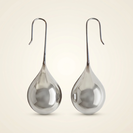 Orecchini Goccia Specchio color argento con superficie uniforme e ombre ridotte su fondo avorio