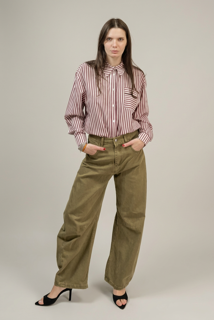 Jeans 6091 verde oliva indossati, figura intera su sfondo neutro da studio