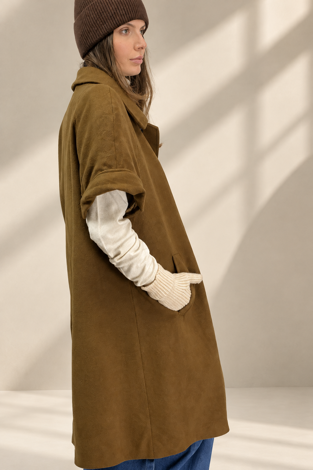 Cappotto Vintage color cuoio, vista laterale in studio