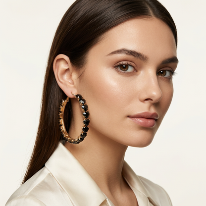 Orecchini Cerchio Noir con cuori neri indossati dalla nuova modella