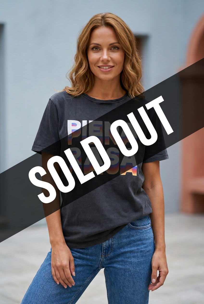 T-shirt Piena Rasa indossata con scritta SOLD OUT grande in diagonale