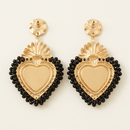 Retro color oro degli orecchini Cuore Regale su sfondo avorio