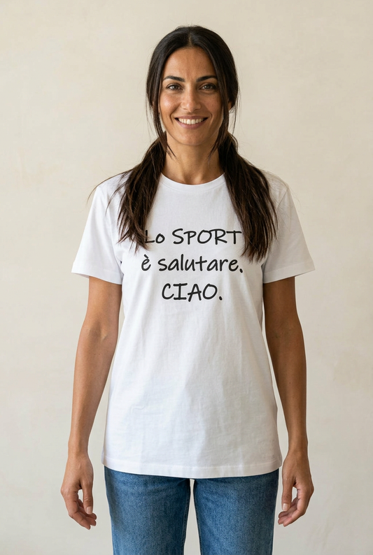 Modella con capelli raccolti indossa la T-shirt Sport bianca dal taglio dritto e morbido