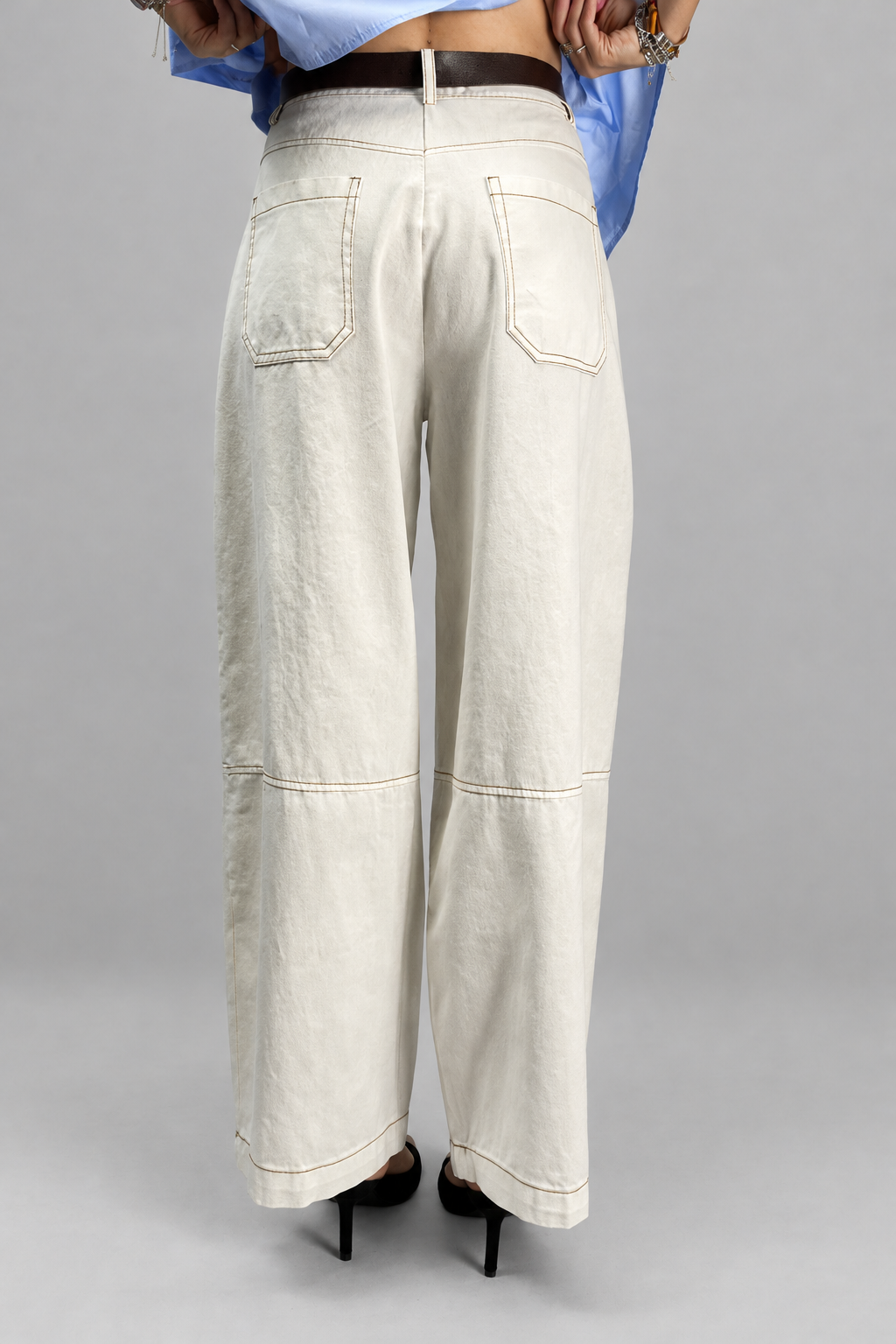 Jeans bianchi Susy Mix, vista posteriore su sfondo grigio chiaro