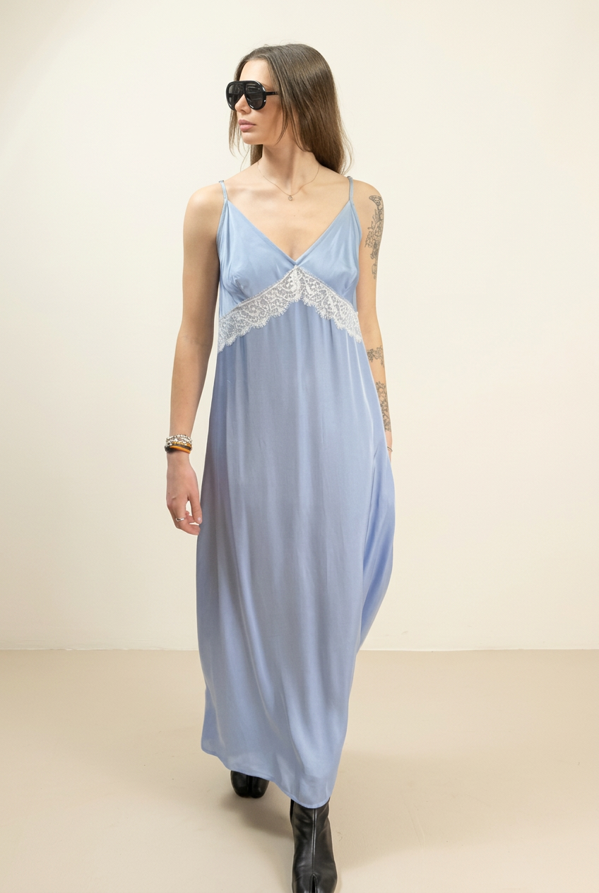 Vestito Dorotea azzurro lungo con pizzo bianco, indossato in studio fotografico
