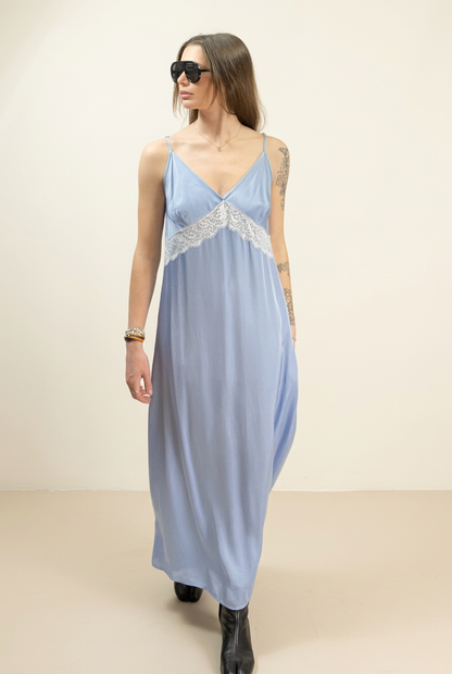 Vestito Dorotea azzurro lungo con pizzo bianco, indossato in studio fotografico