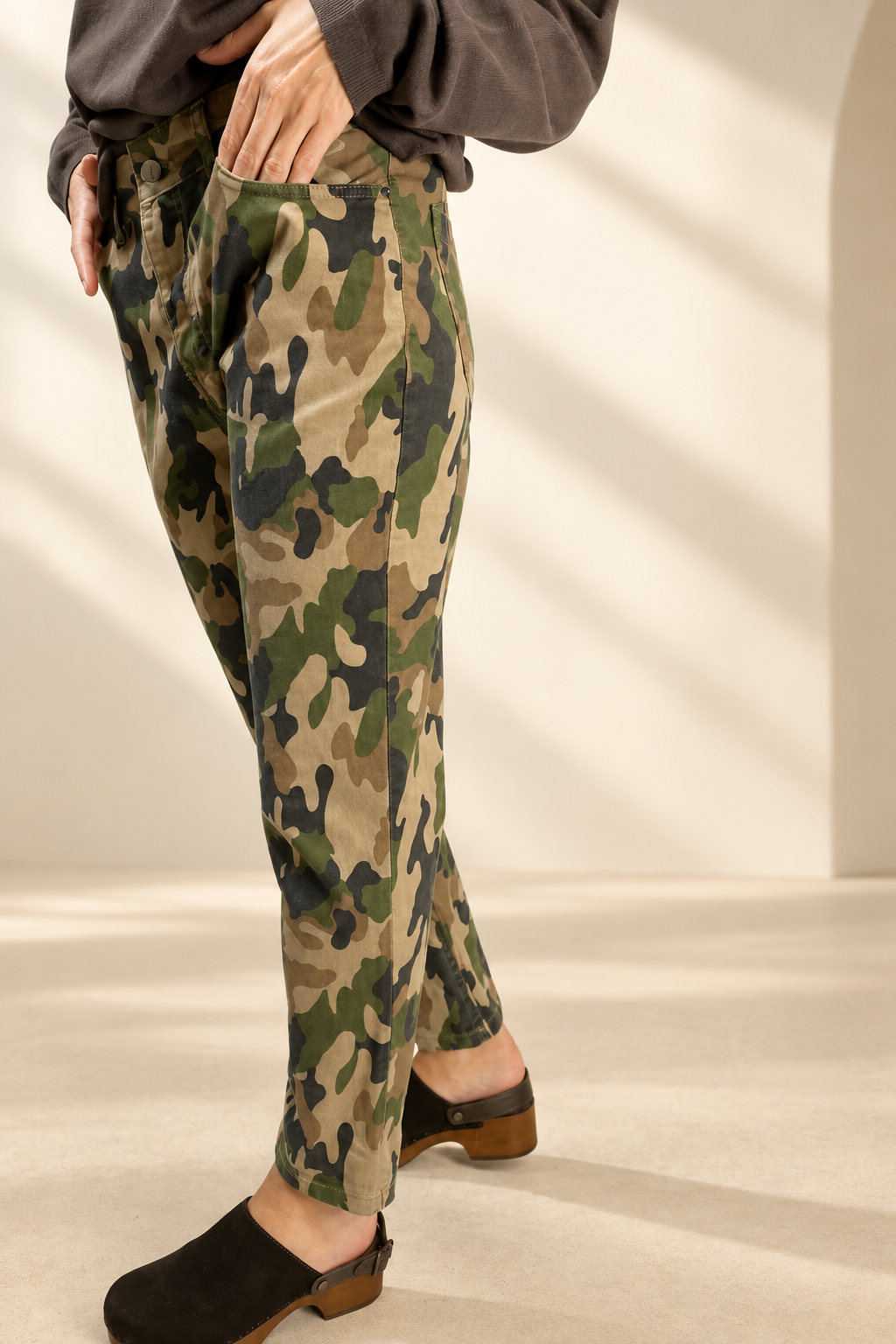 Pantalone mimetico, vista laterale su sfondo avorio da studio
