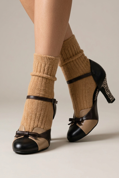 Scarpa Parisienne indossata con calzino cammello morbido a coste, primo piano di fiocco e tacco decorato