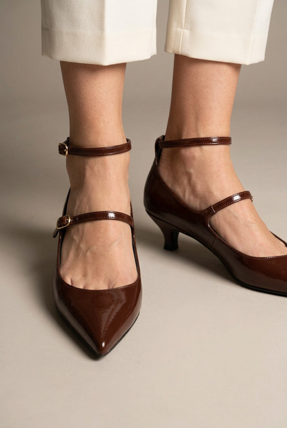 Scarpa Morena indossata senza calzino, primo piano della punta e dei due cinturini su sfondo da studio