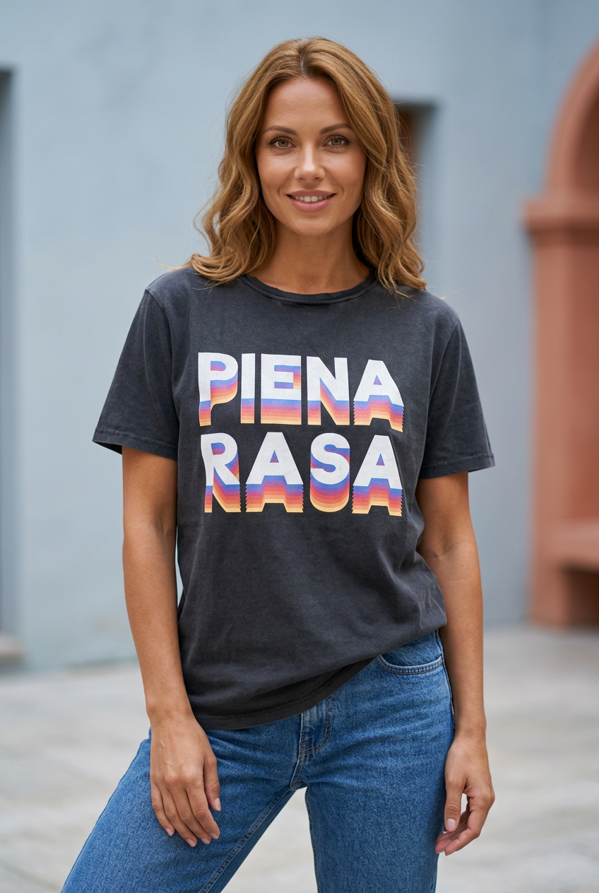Modella indossa la T-shirt grigio slavato Piena Rasa con stampa multicolore in un cortile urbano