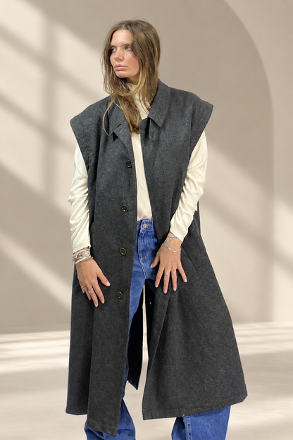 Cappotto Vintage smanicato scuro, vista frontale in studio