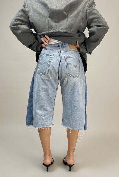 Bermuda Levi’s 2.8 in denim, vista posteriore con tasche e orli sfrangiati in studio