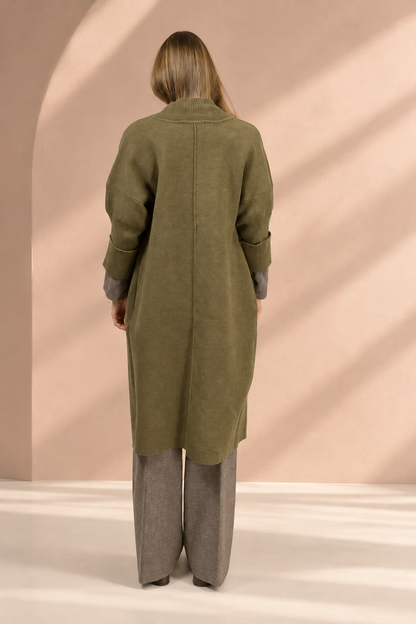 Cappotto Koh verde oliva, vista posteriore su sfondo rosa argilla