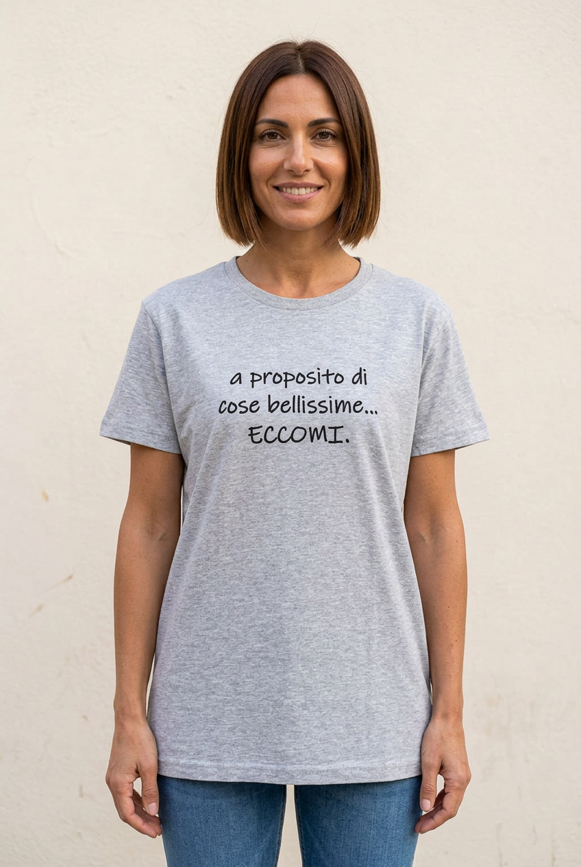 Modella con caschetto castano indossa la T-shirt Eccomi grigio mélange dal taglio dritto