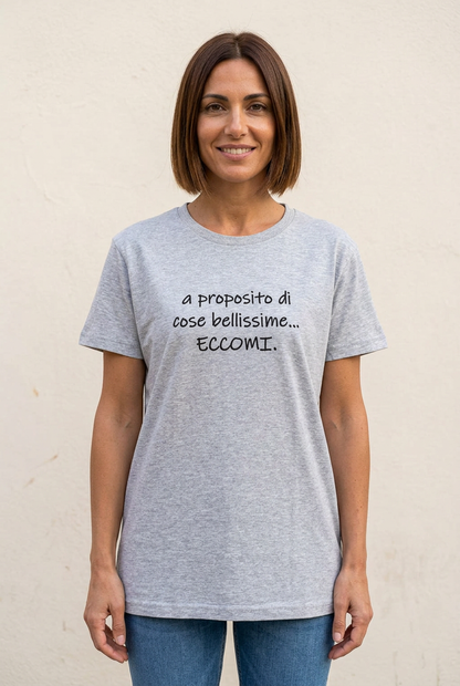 Modella con caschetto castano indossa la T-shirt Eccomi grigio mélange dal taglio dritto
