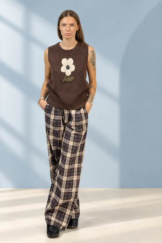 Pantalone Checks a quadri marroni e crema, vista frontale su sfondo azzurro polvere