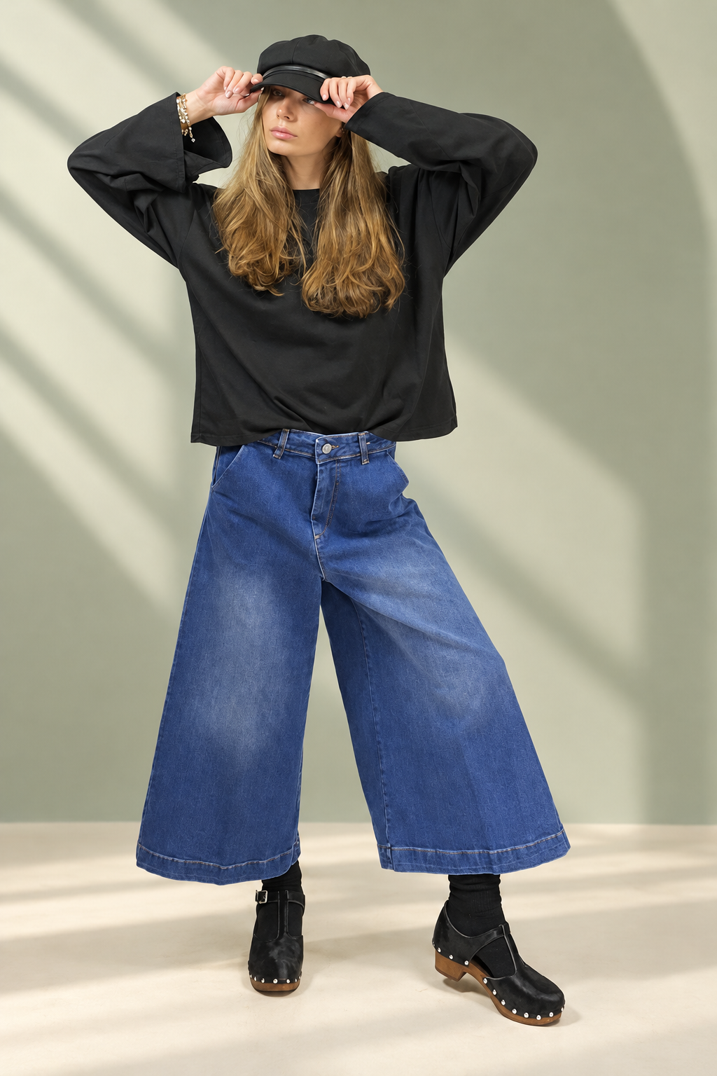 Jeans San Pedro blu, vista frontale su sfondo verde salvia