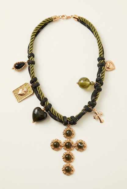 Collana Intreccio nella versione verde oliva su fondo avorio