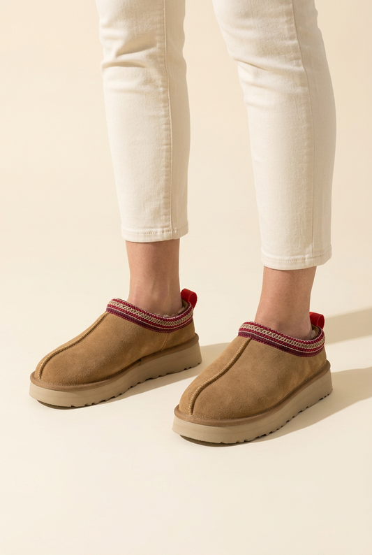Scarpe 301 color cammello con bordo bordeaux indossate dalla modella con piedi separati, su sfondo avorio