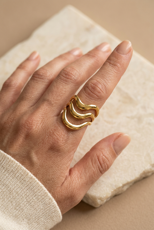 Anello ondulato indossato