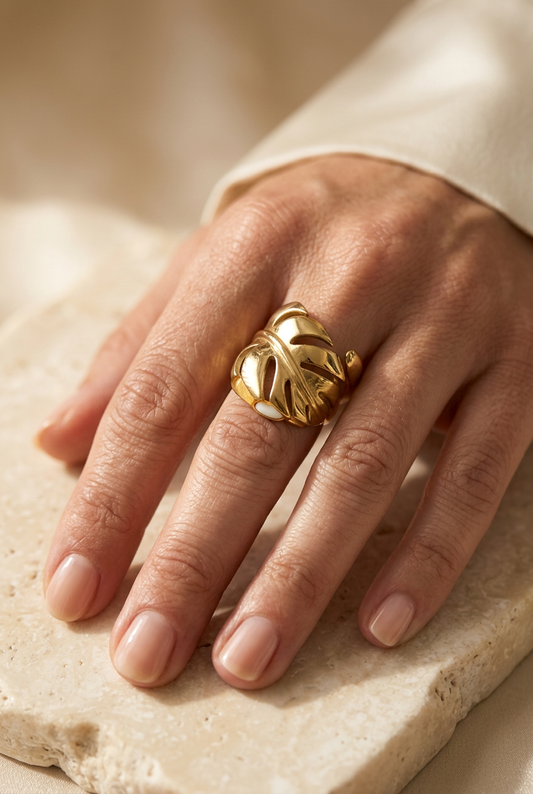 Anello a foglia indossato
