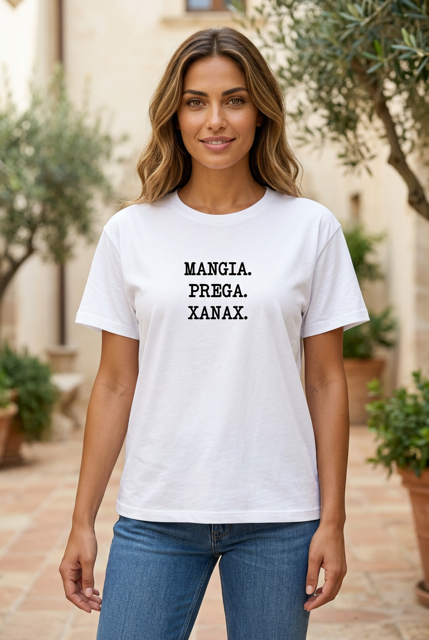 Modella con capelli biondo scuro indossa la T-shirt bianca Mangia Prega Xanax dal taglio dritto