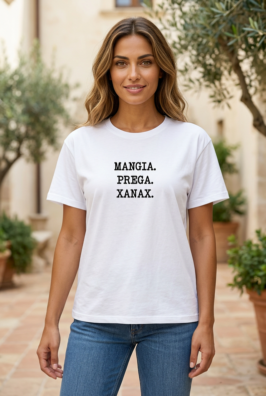 Modella con capelli biondo scuro indossa la T-shirt bianca Mangia Prega Xanax dal taglio dritto