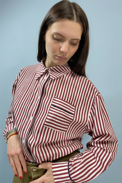 Camicia 1870 dettaglio sfondo azzurro polvere