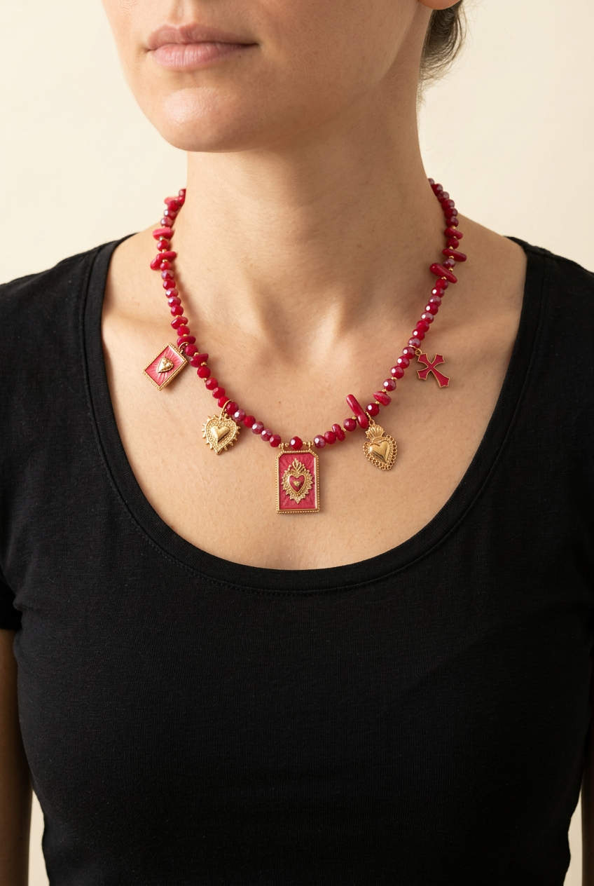 Collana Cuori Rubino indossata corta sul petto