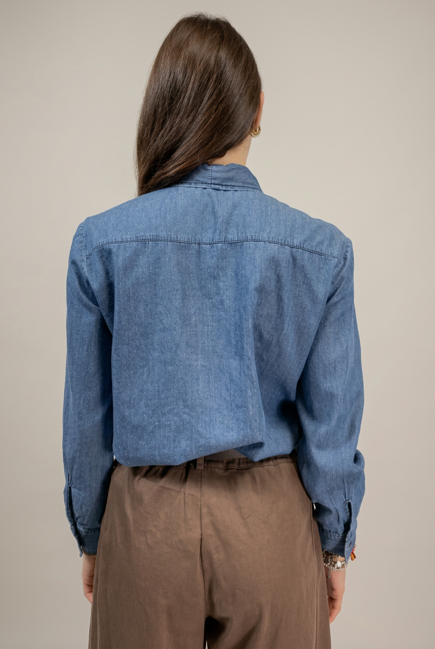 Camicia Rachele in denim blu, vista posteriore su sfondo neutro da studio