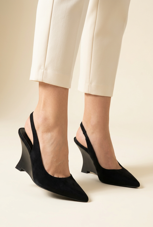 Scarpe Ruru nere indossate dalla modella, vista a tre quarti su sfondo avorio